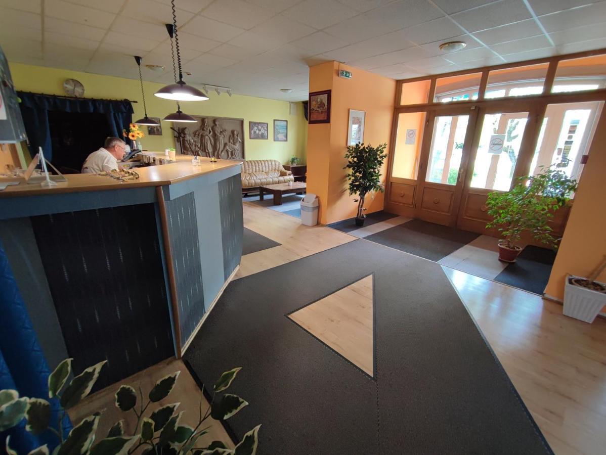 Hotel Beke Sziget Komló Buitenkant foto